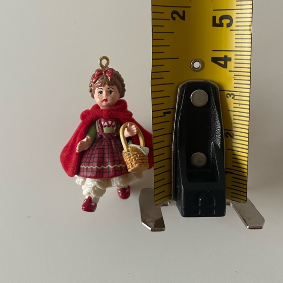 Hallmark Keepsake Ornament - Madame Alexander Classic Red Riding Hood - Picture 4 of 6